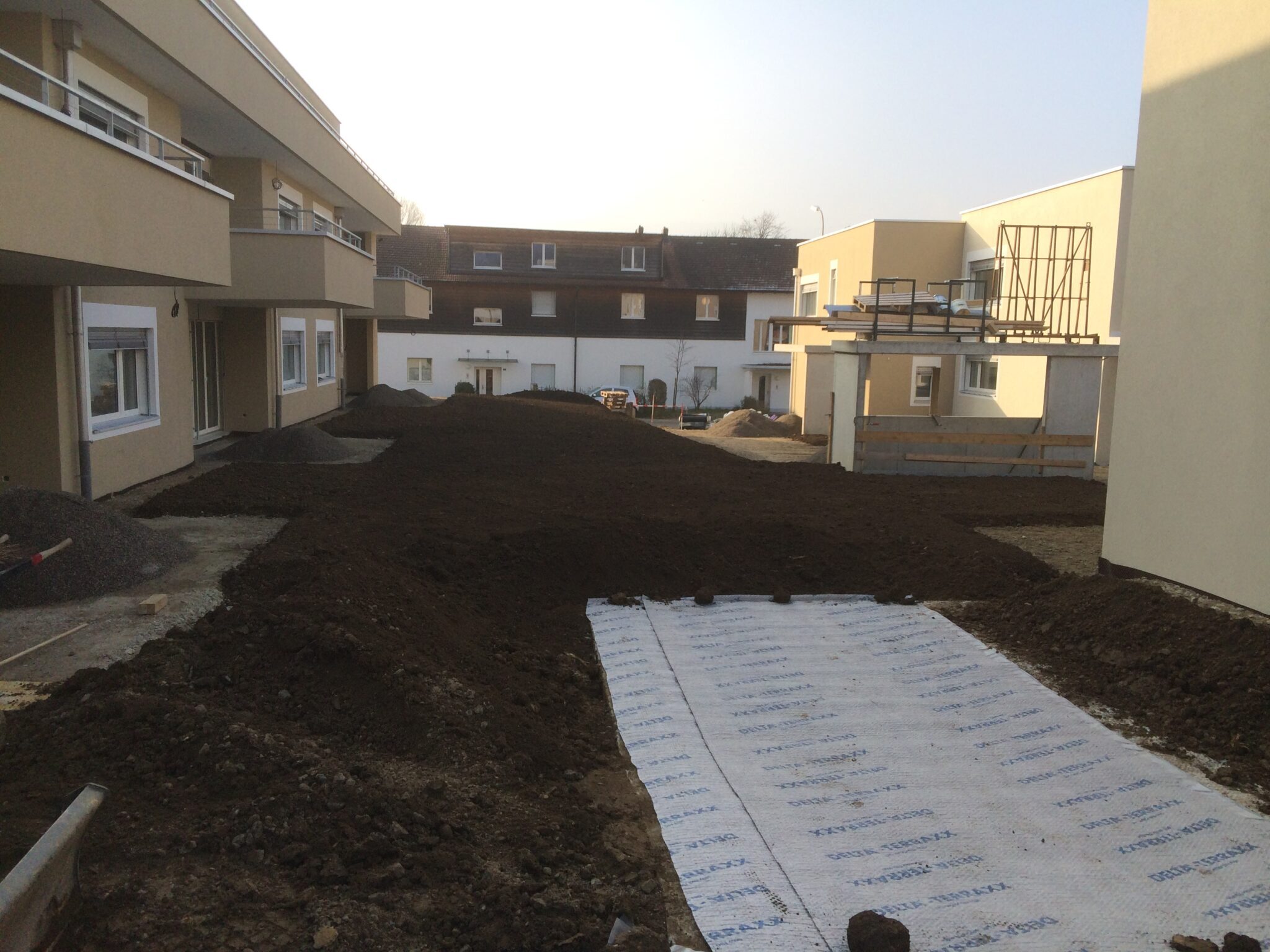 Wohnblock Garten ERde anlieferung.jpg